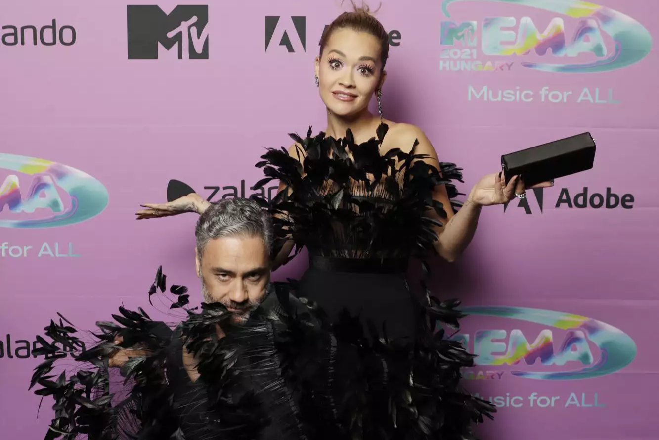 Rita Ora e Taika Waititi no MTV EMA 2021