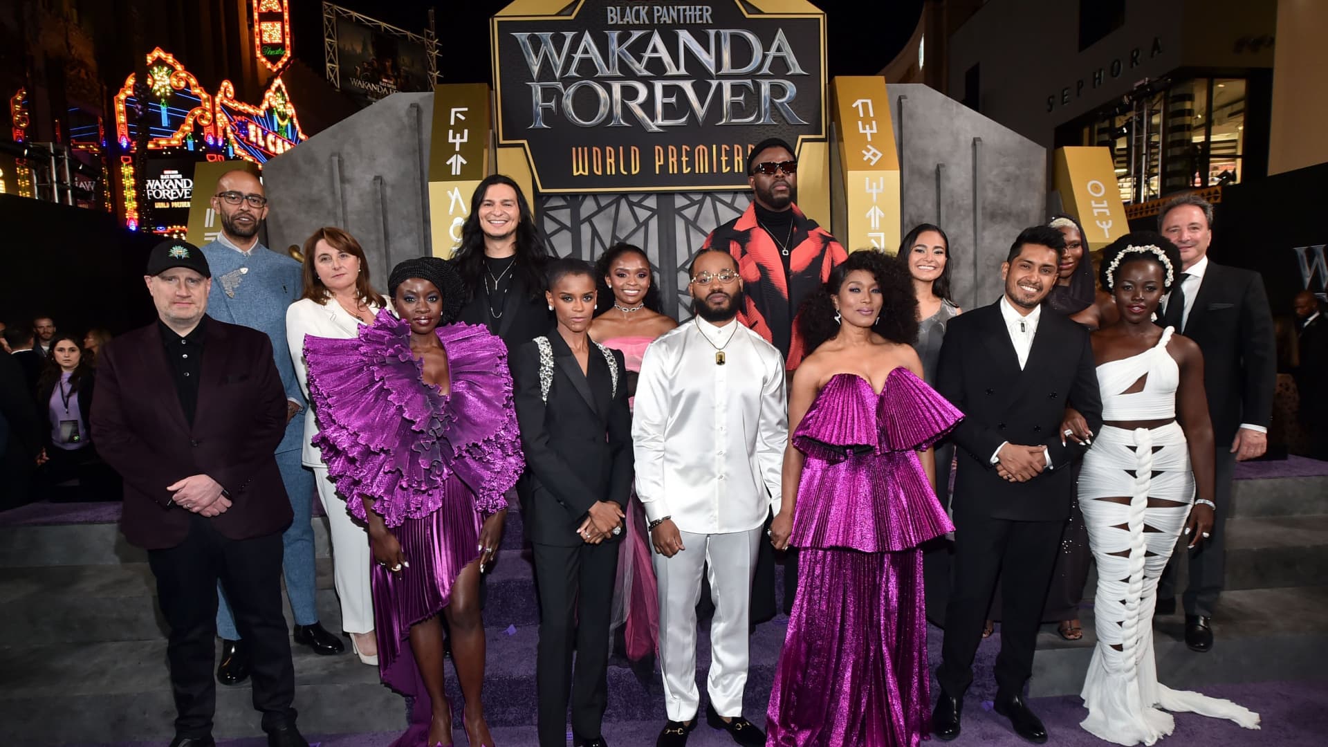 O elenco completo de Pantera Negra: Wakanda Para Sempre se reúne no tapete vermelho da premiere do filme em Hollywood. Crédito: Getty Images