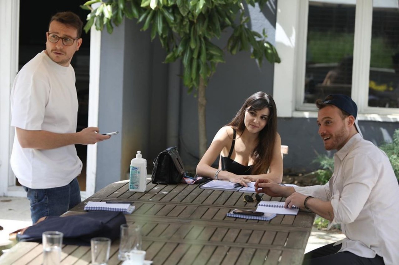 Os protagonistas Hande Erçel e Kerem Bürsin se encontram com o diretor do primeiro episódio Ender Mihlar para a primeira leitura de roteiro da série.