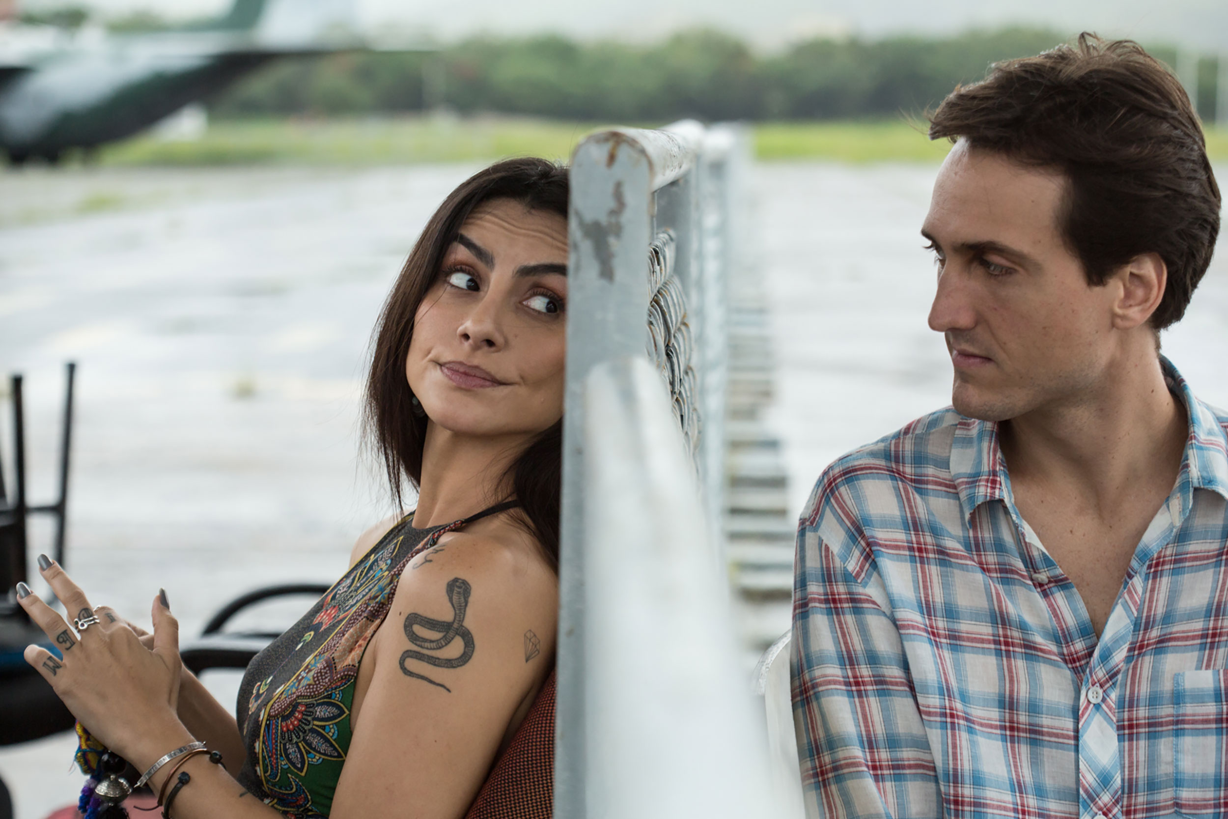 Os personagens Dani (Cleo) e André (Igor Angelkorte) em O Amor Dá Voltas. 