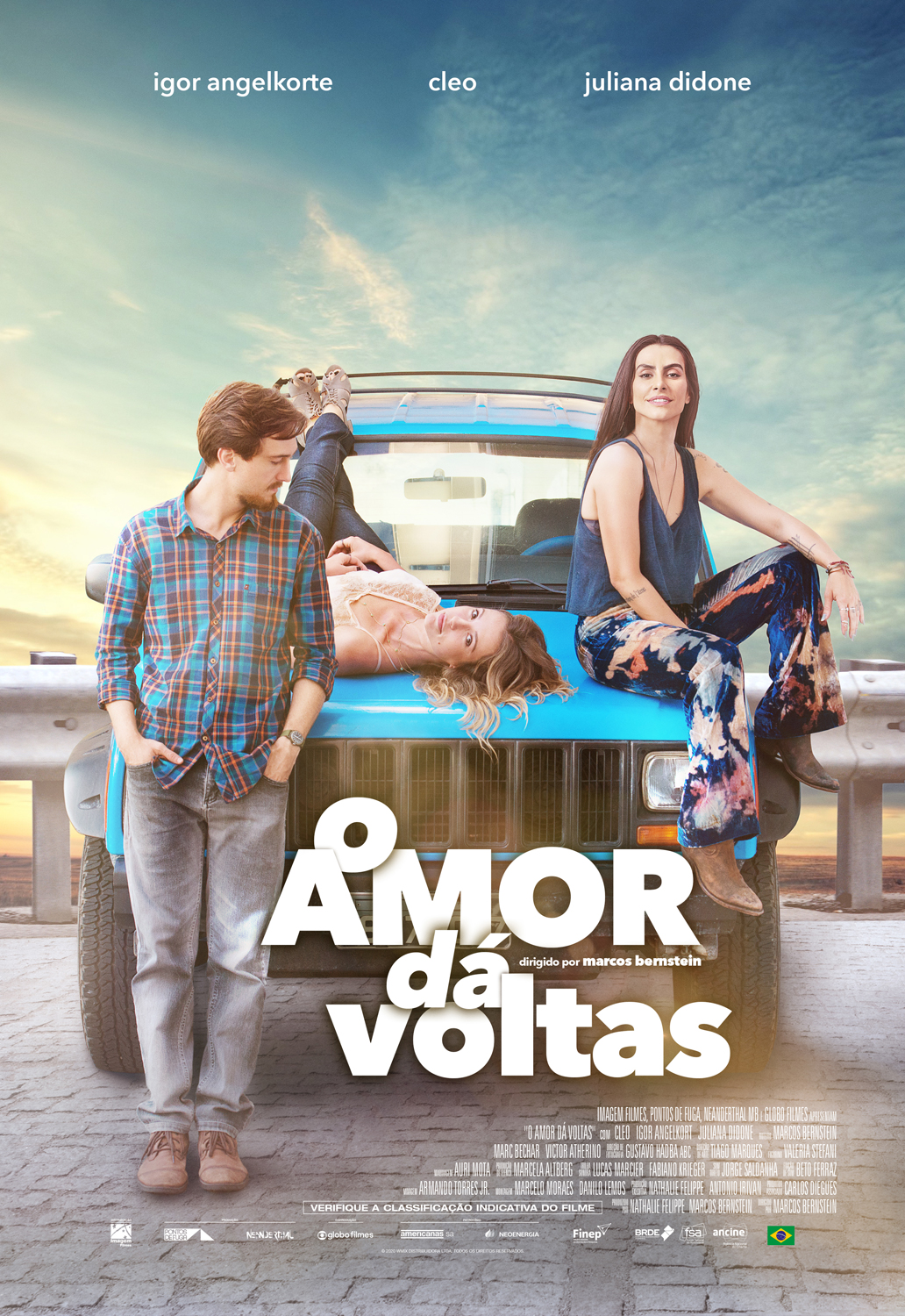 Pôster oficial do filme O Amor Dá Voltas, protagonizado por Cleo, Juliana Didone e Igor Angelkorte.