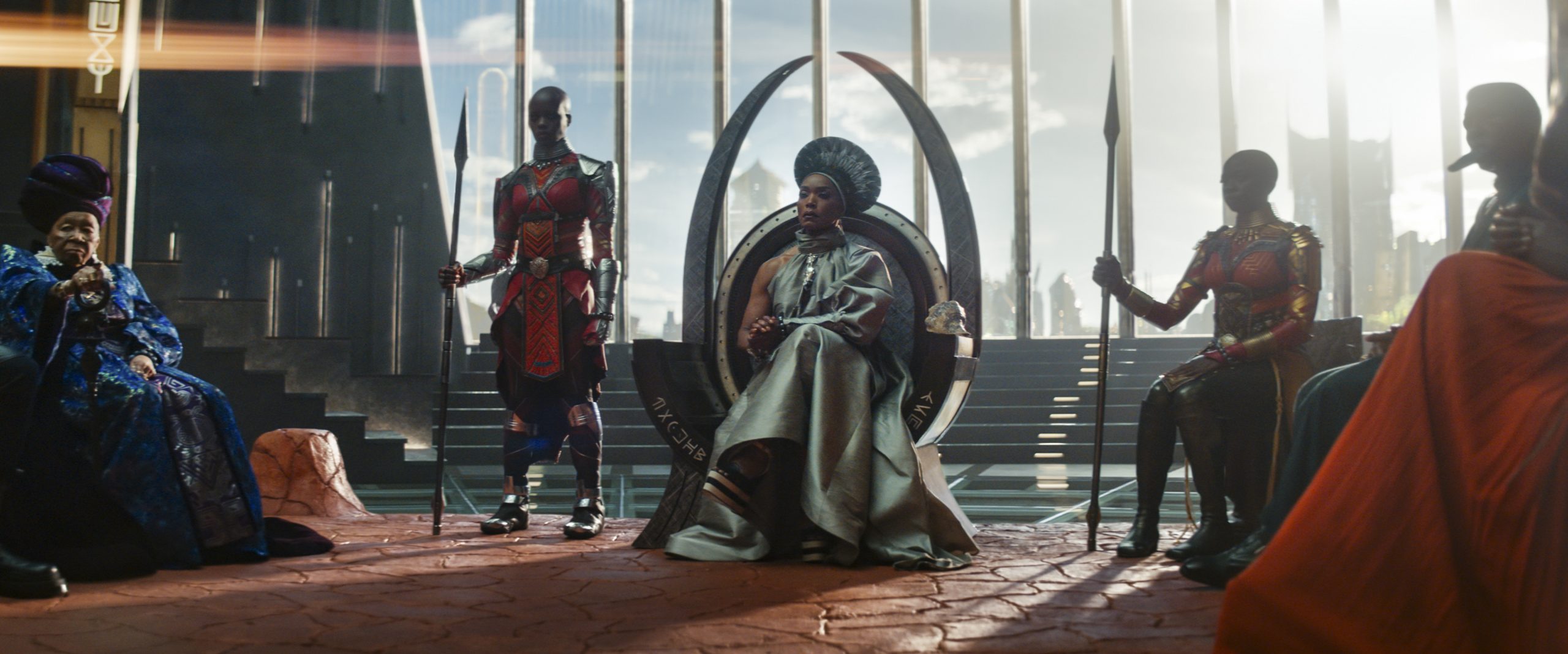 Cena de Pantera Negra: Wakanda Para Sempre com Rainha Ramonda (Angela Bassett). Crédito: Disney