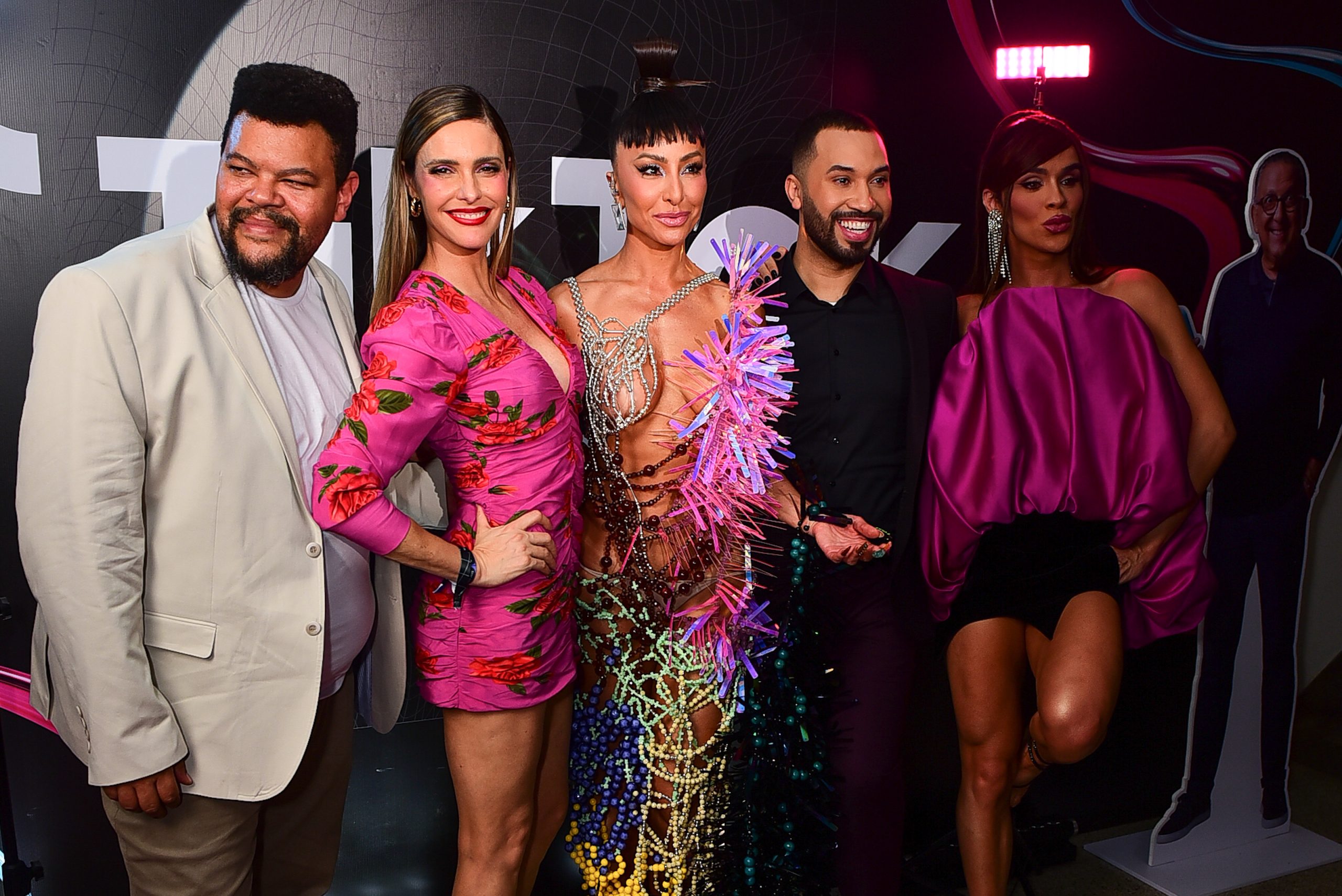 Babu Santana, Fernanda Lima, Sabrina Sato, Gil do Vigor e Rafa Uccman, respectivamente, no Pink Carpet do TikTok Awards 2022