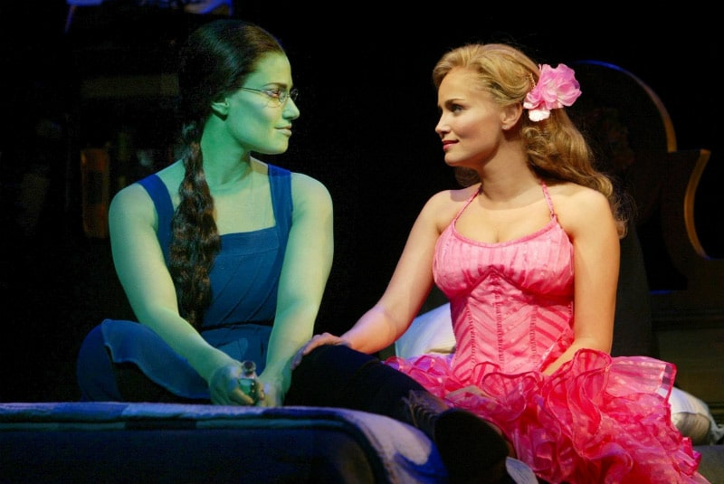 Idina Menzel e Kristin Chenoweth como Elphaba e Glinda, respectivamente, no musical Wicked da Broadway