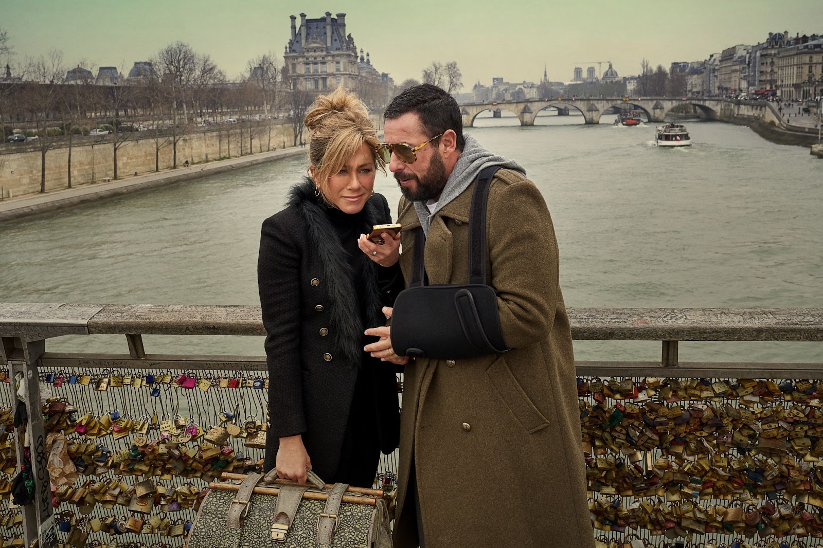 Jennifer Aniston e Adam Sandler em Mistério em Paris.