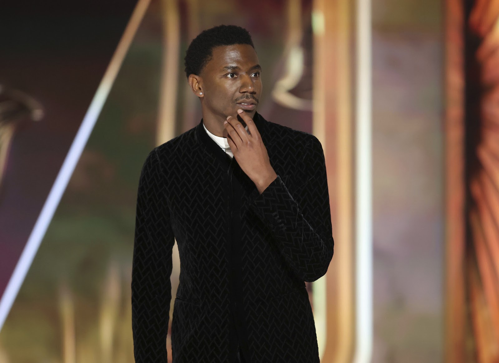 Jerrod Carmichael durante o seu monólogo no Globo de Ouro 2023.