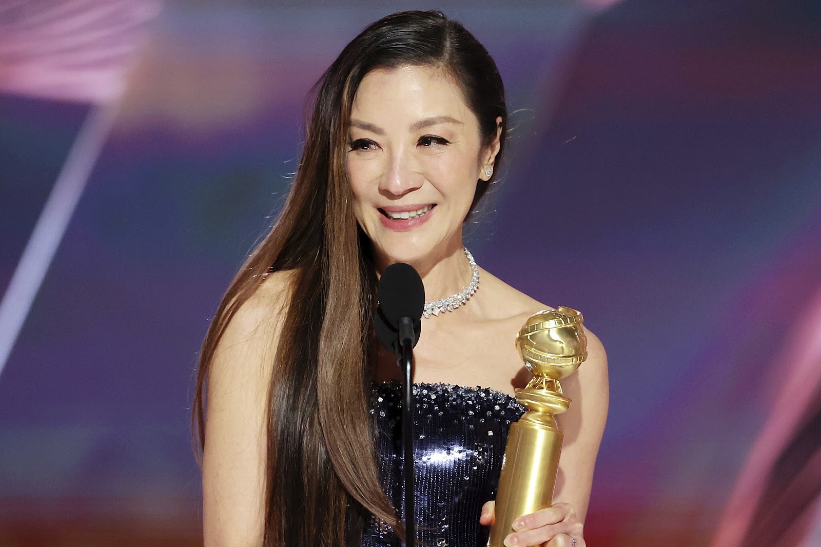 Michelle Yeoh recebendo o prêmio de Melhor Atriz em Comédia ou Musical no Globo de Ouro 2023.