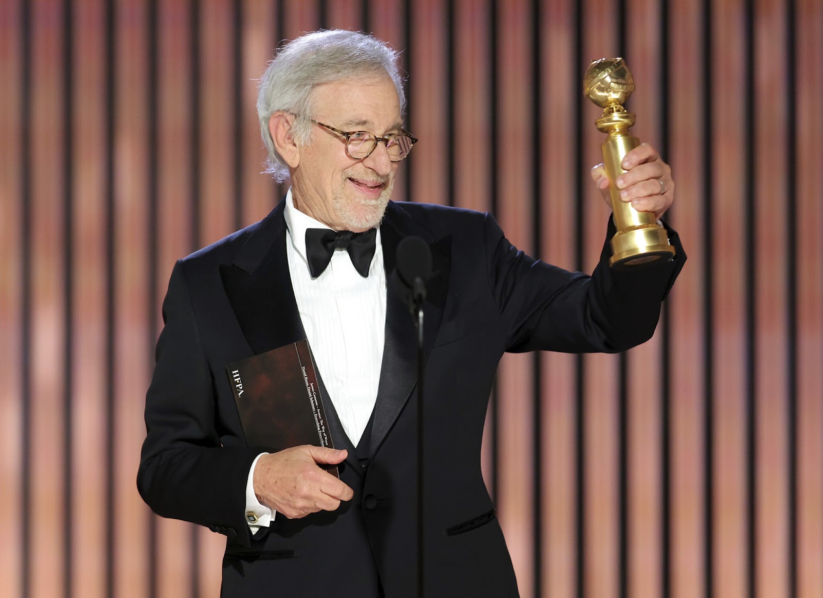 Steven Spielberg recebendo o prêmio de Melhor Diretor no Globo de Ouro 2023