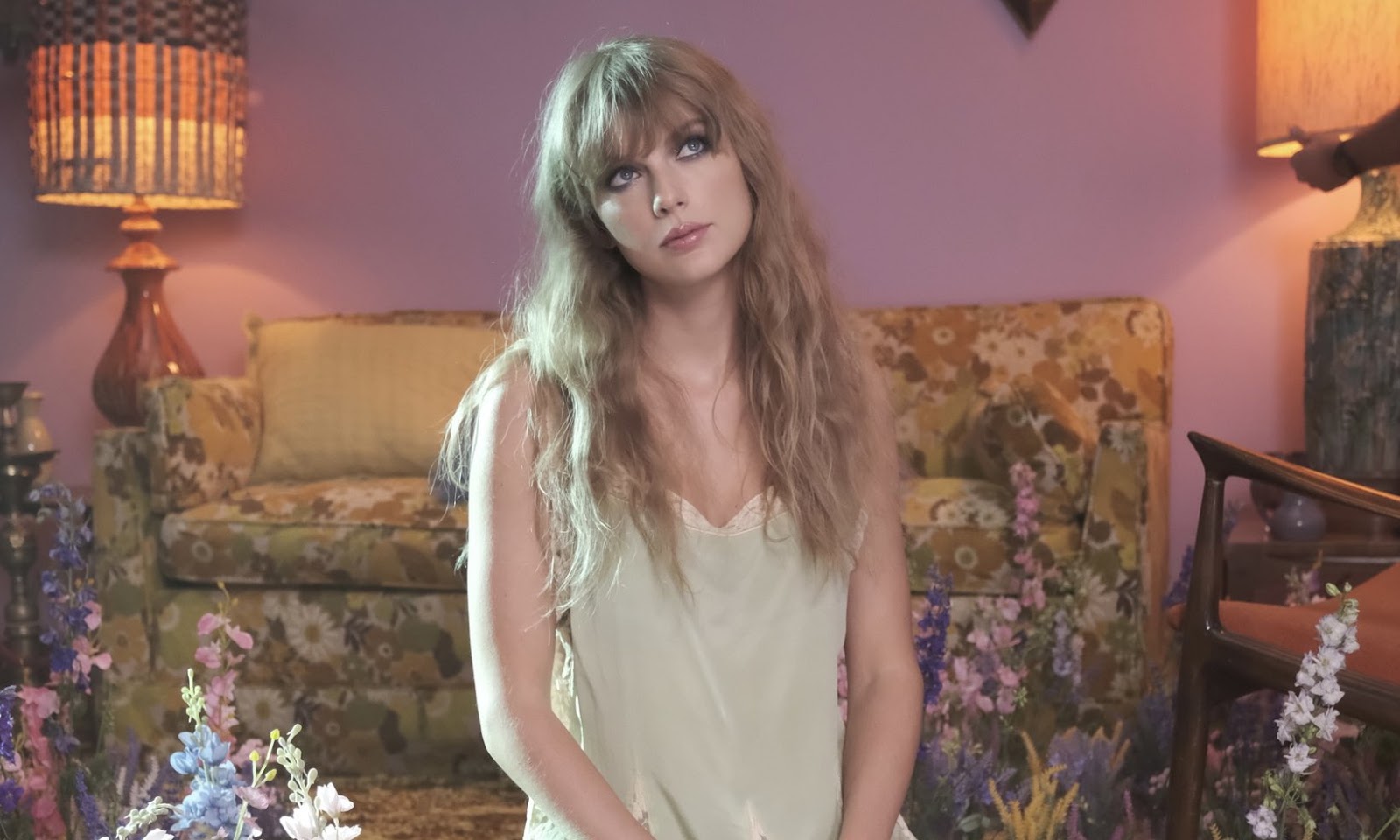 Taylor Swift no clipe de Lavender Haze.