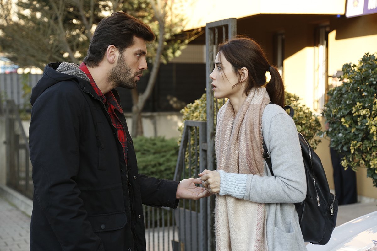 Ali Arhan (Can Nergis) e Zeynep Günes (Cansu Dere) em uma cena da novela turca Mãe.