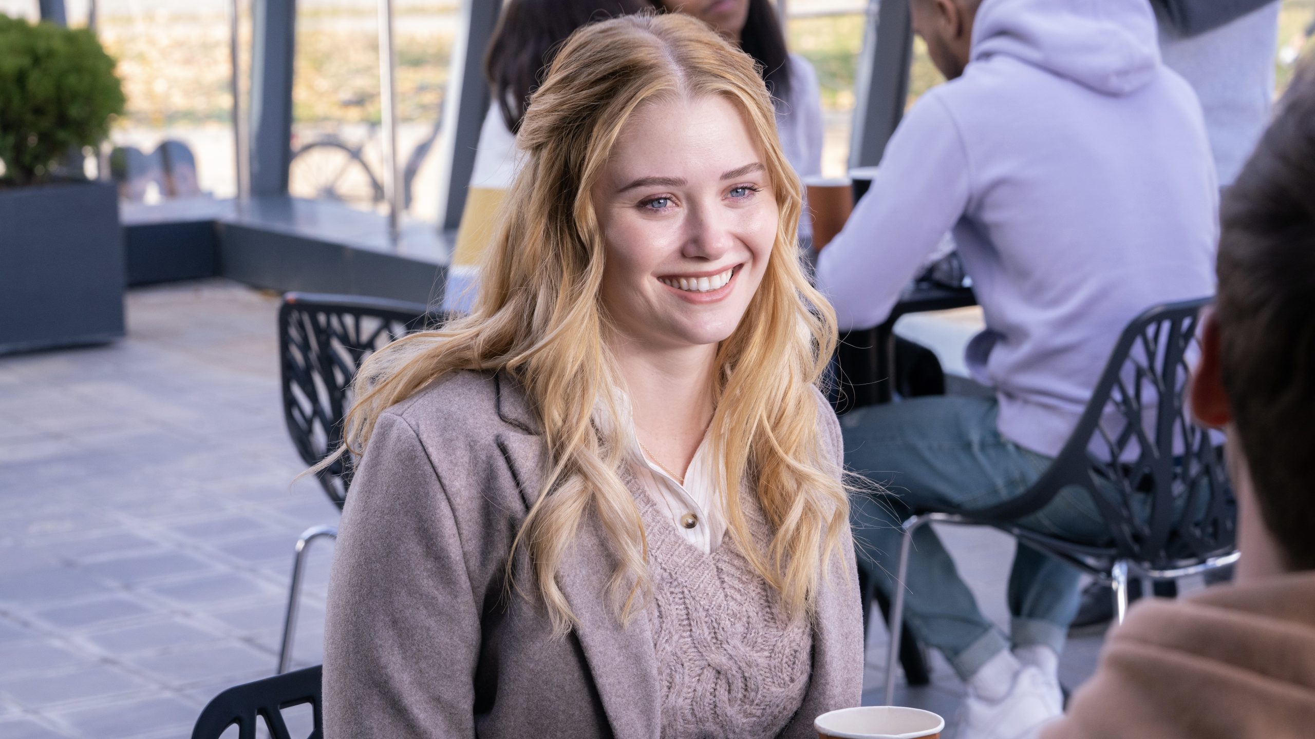 Virginia Gardner como Abby Abernathy em Belo Desastre