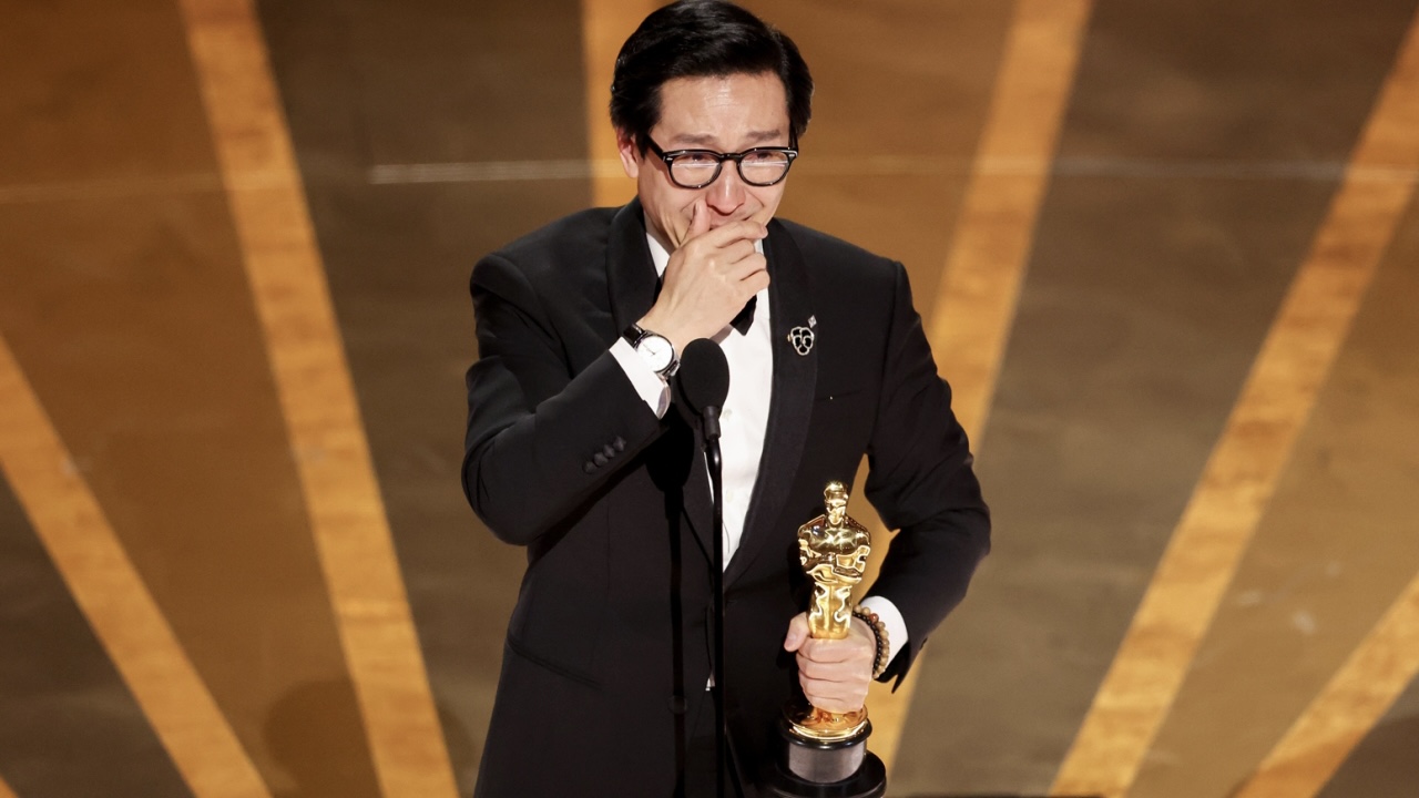 Ke Huy Quan recebendo o troféu de Melhor Ator Coadjuvante no Oscar 2023
