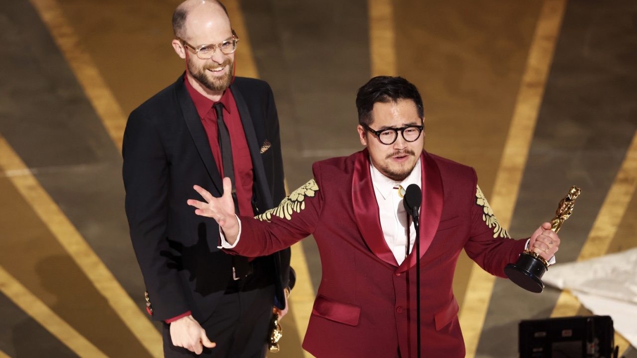 Daniel Kwan e Daniel Scheinert recebendo o troféu de Melhor Direção no Oscar 2023