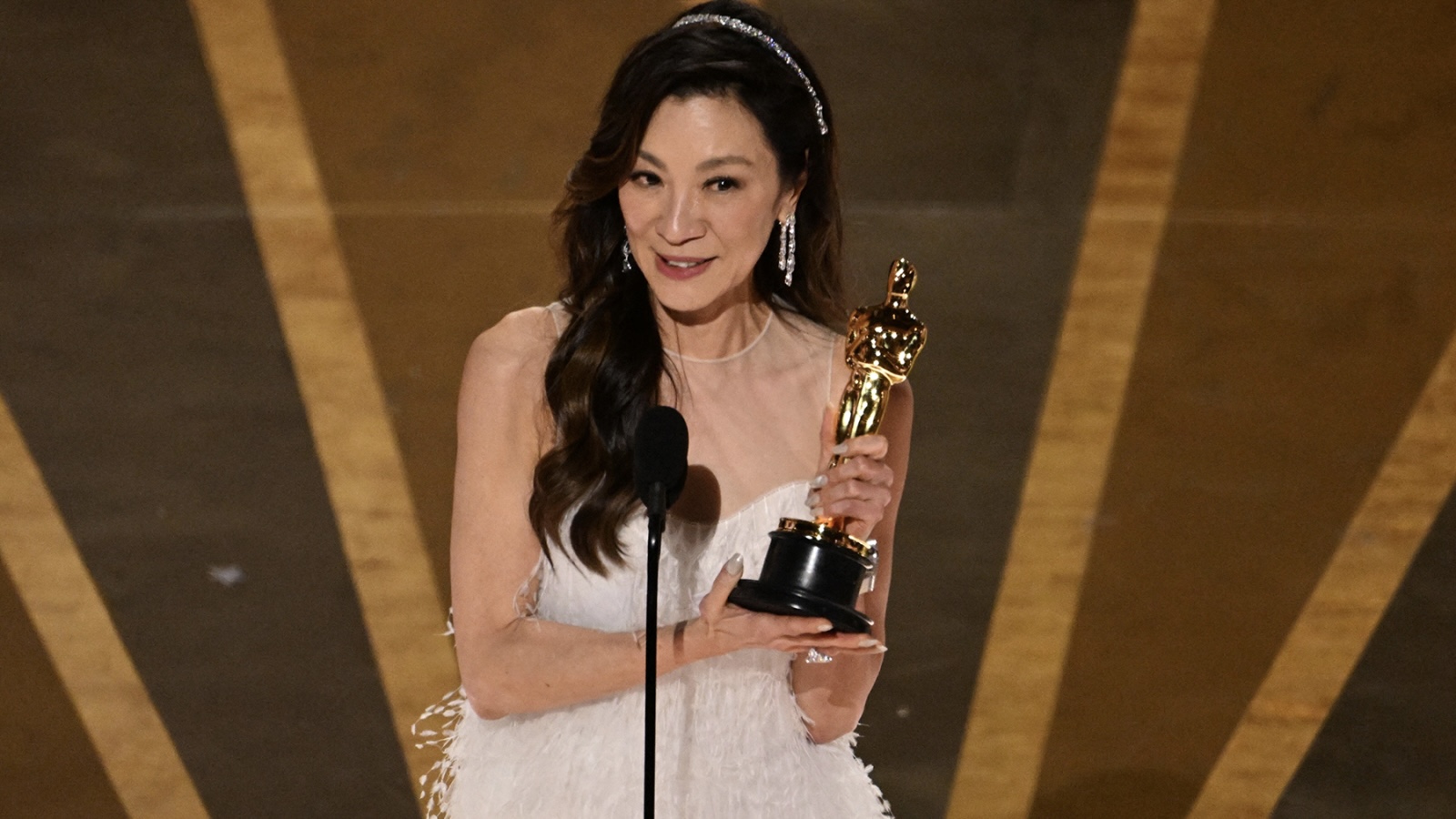 Michelle Yeoh recebendo o prêmio de Melhor Atriz no Oscar 2023