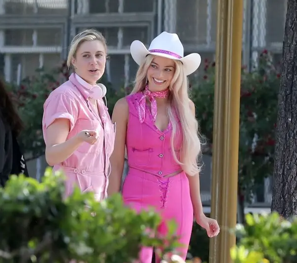 A diretora e Margot Robbie no set do filme Barbie