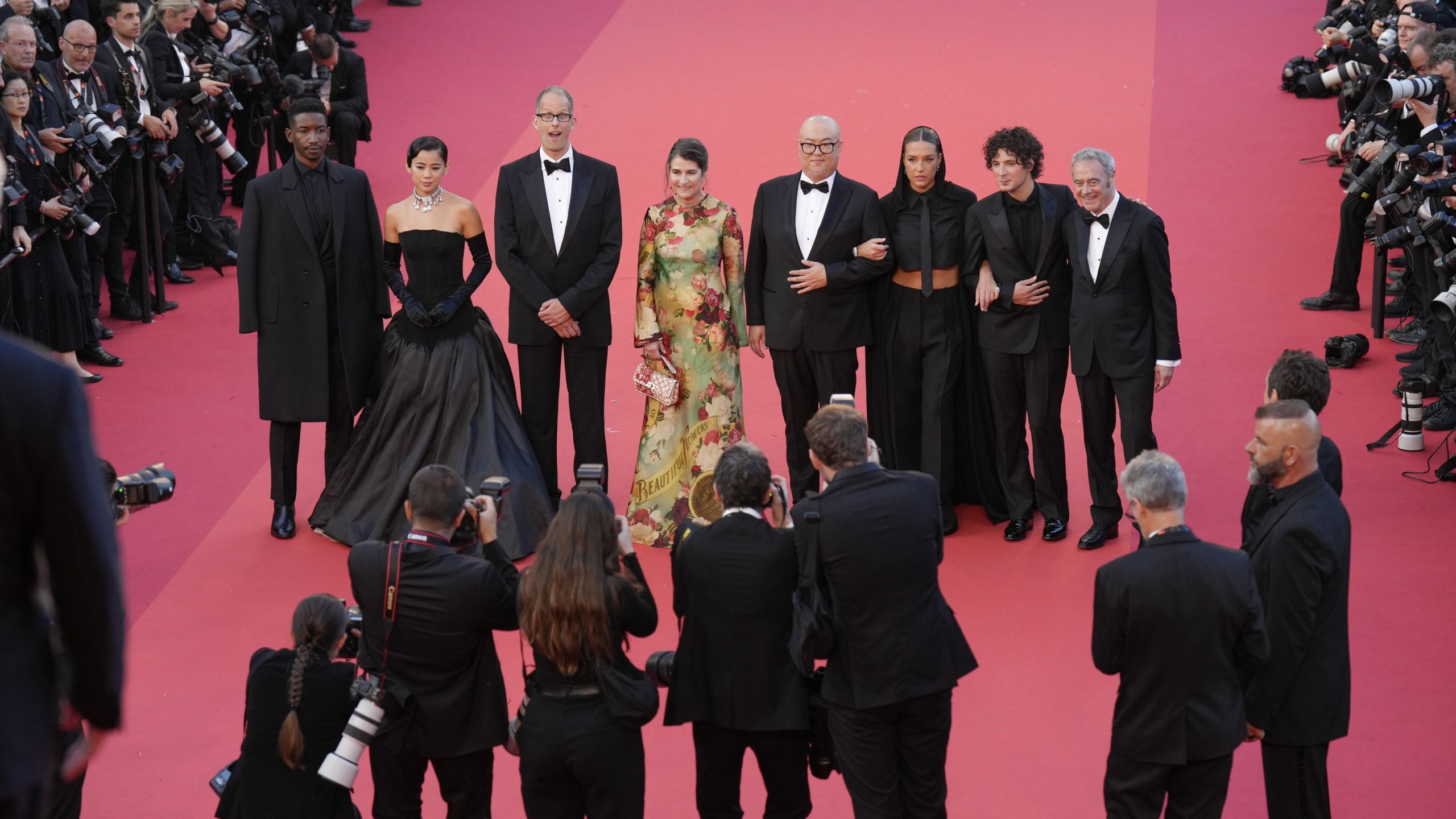 Mamoudou Athie, Leah Lewis, Pete Docter, Denise Ream, Peter Sohn, Adèle Exarchopoulos, Vincent Lacoste e Jim Morris assistem à estreia mundial de Elementos da Disney e da Pixar durante o 76º Festival de Cinema de Cannes em 27 de maio de 2023 em Cannes, França.