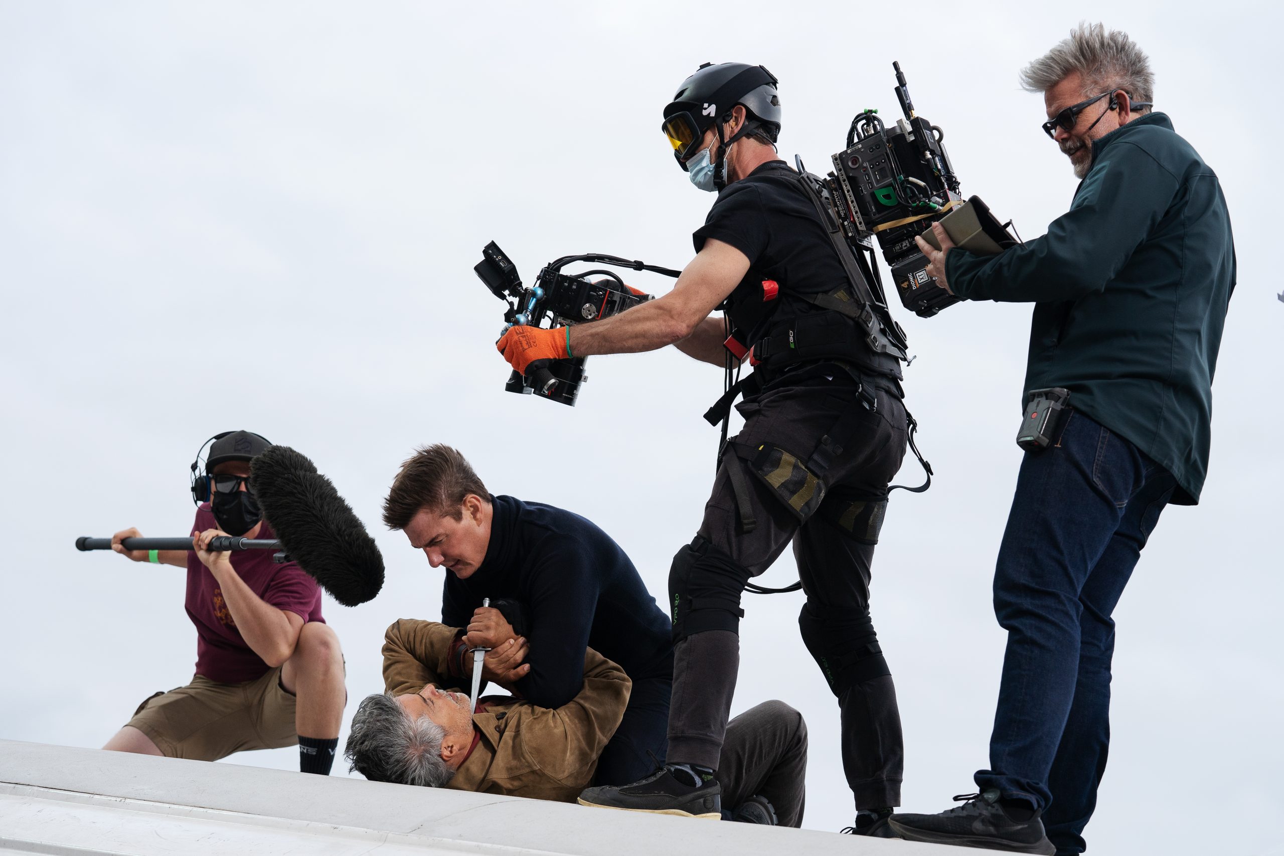 Esai Morales, Tom Cruise e Christopher McQuarrie no set de Missão: Impossível - Acerto de Contas Parte 1 