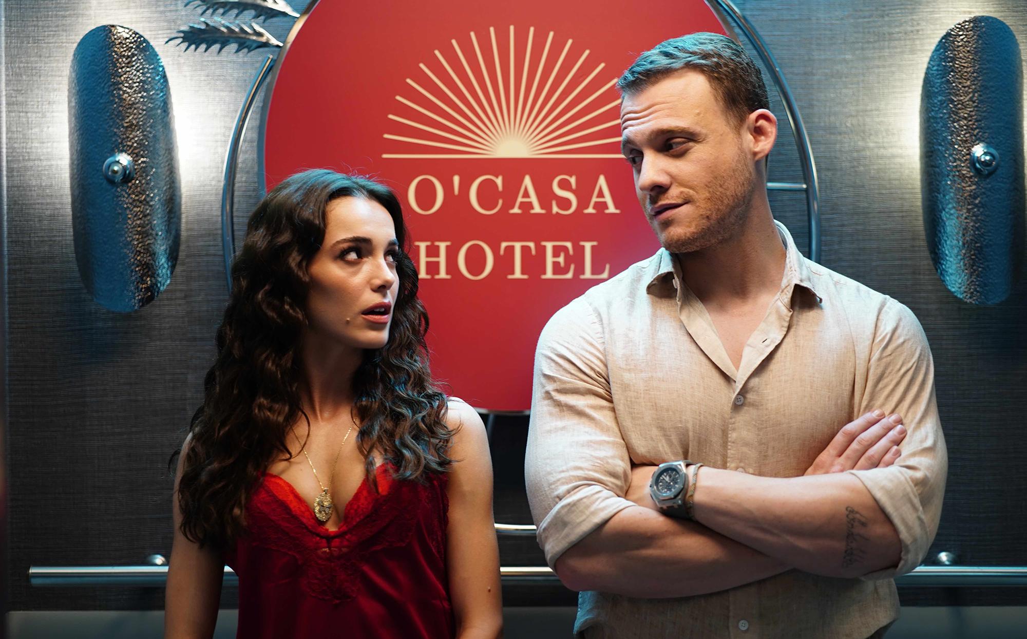 Foto promocional de Ya Çok Seversen em que os personagens Ateş (Kerem Bürsin) e Leyla (Hafsanur Sancaktutan) estão se encarando dentro do elevador de um hotel.