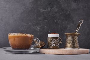 xícara de café turco com canela