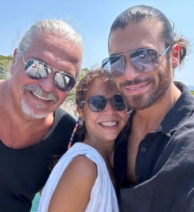 ator turco Can Yaman e seus pais 