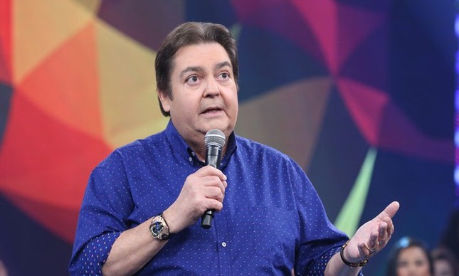 Apresentador Faustão usando uma camisa azul. Dia Mundial da Televisão. 