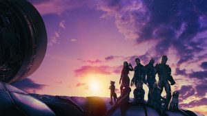 Protagonistas da franquia Guardiões da Galáxia em pé, com um pôr do sol de fundo.