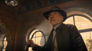 Indiana Jones, personagem de Harrison Ford, vestindo os trajes icônicos no filme.