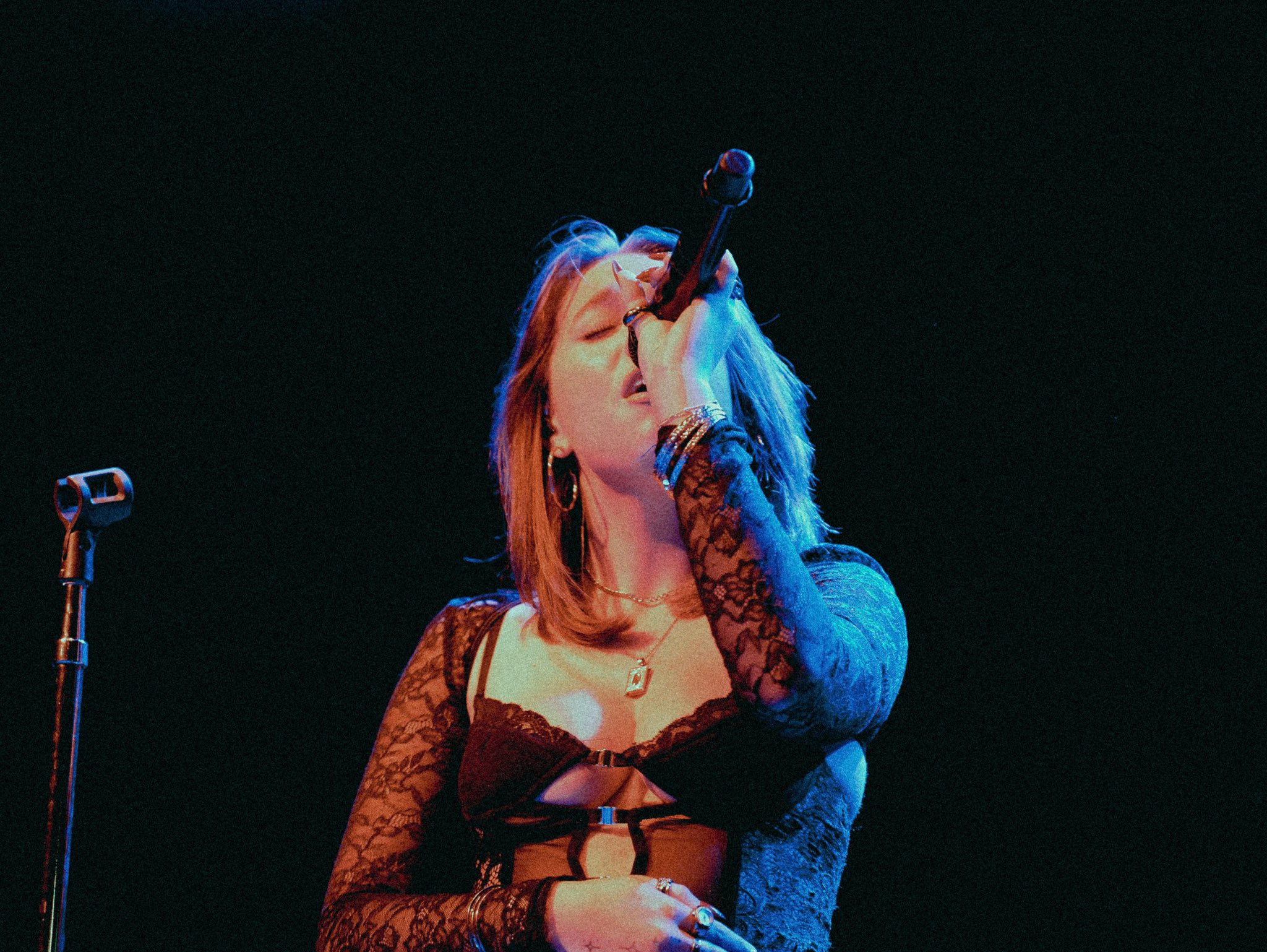 Kenzie cantando em show nos Estados Unidos.