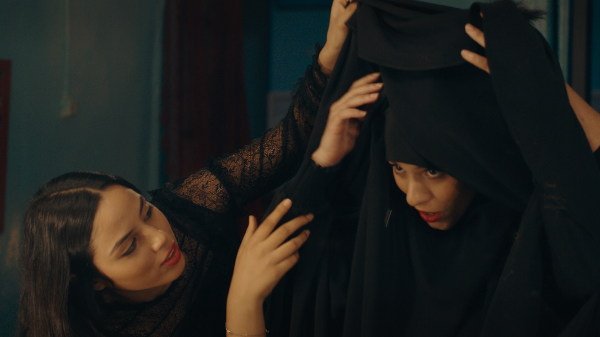 O uso de hijabs foi uma prática compartilhada entre as quatro filhas de Olfa durante uma época.