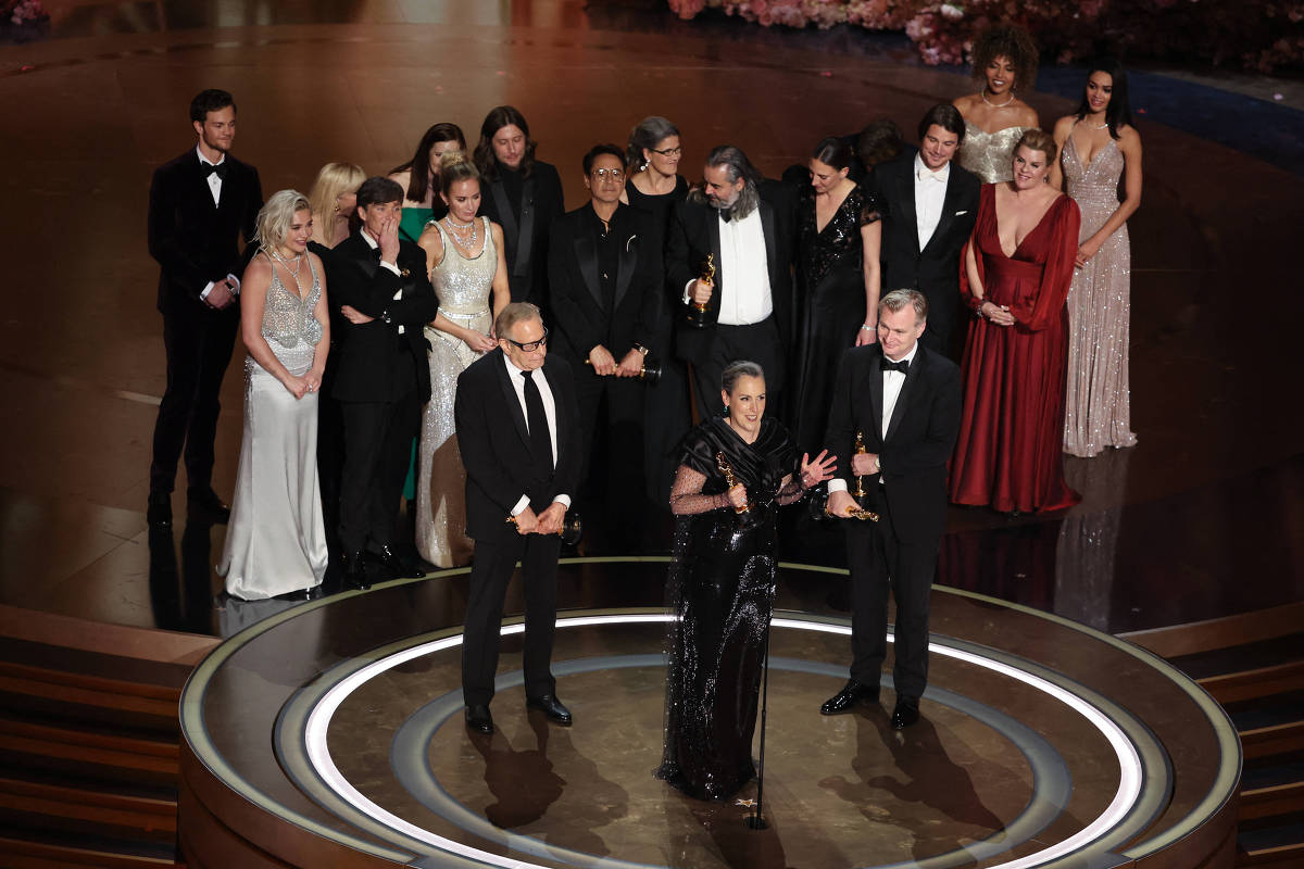 Equipe do filme Oppenheimer no palco recebendo o prêmio de Melhor Filme