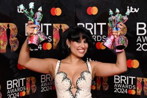 Raye no BRIT Awards.