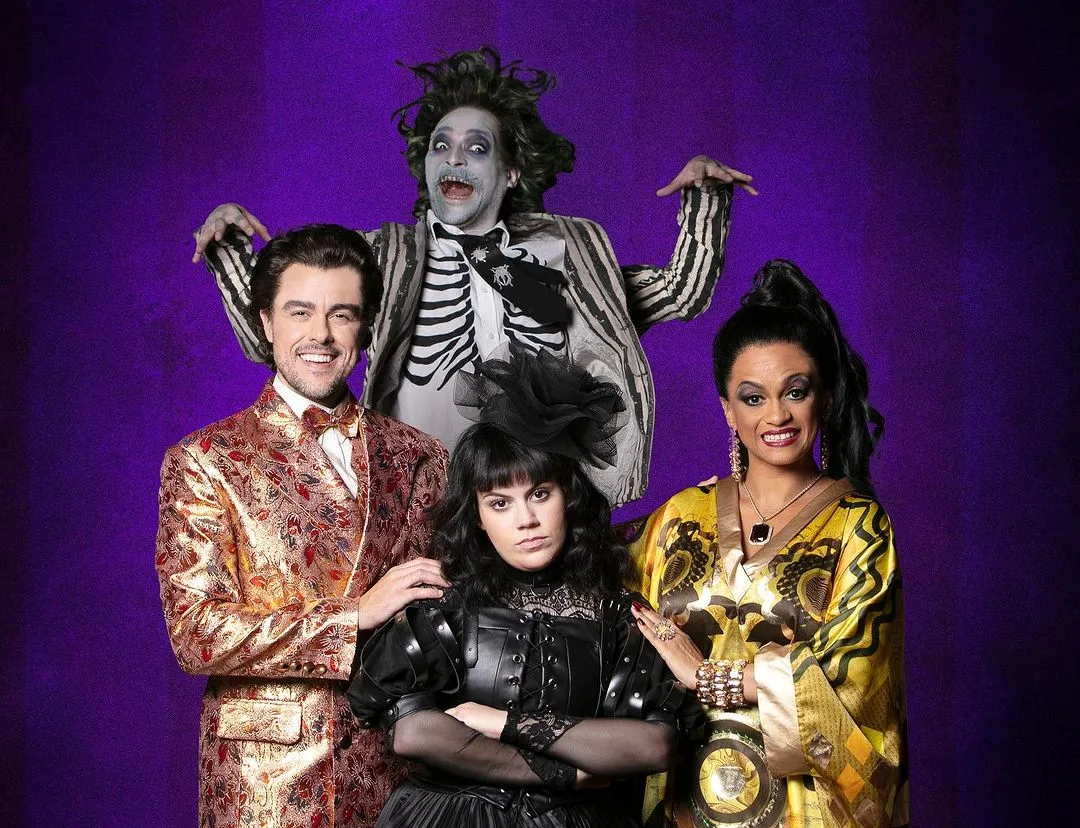 Ana Luiza Ferreira e elenco de Beetlejuice: O Musical.