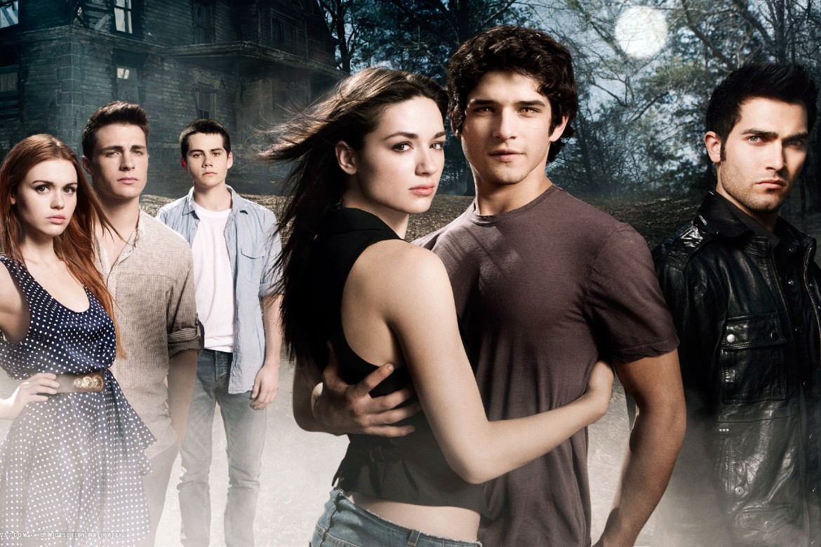 Poster de divulgação da série Teen Wolf, com os dois protagonistas abraçados na frente enquanto os outros ficam ao fundo