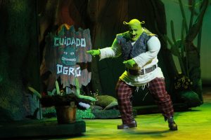 Diego Luri caracterizado como Shrek em cena.