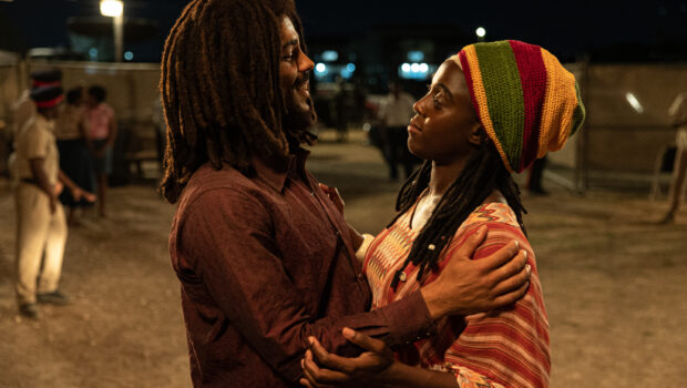 Kingsley Ben-Adir como “Bob Marley” e Lashana Lynch como “Rita Marley” em Bob Marley: One Love