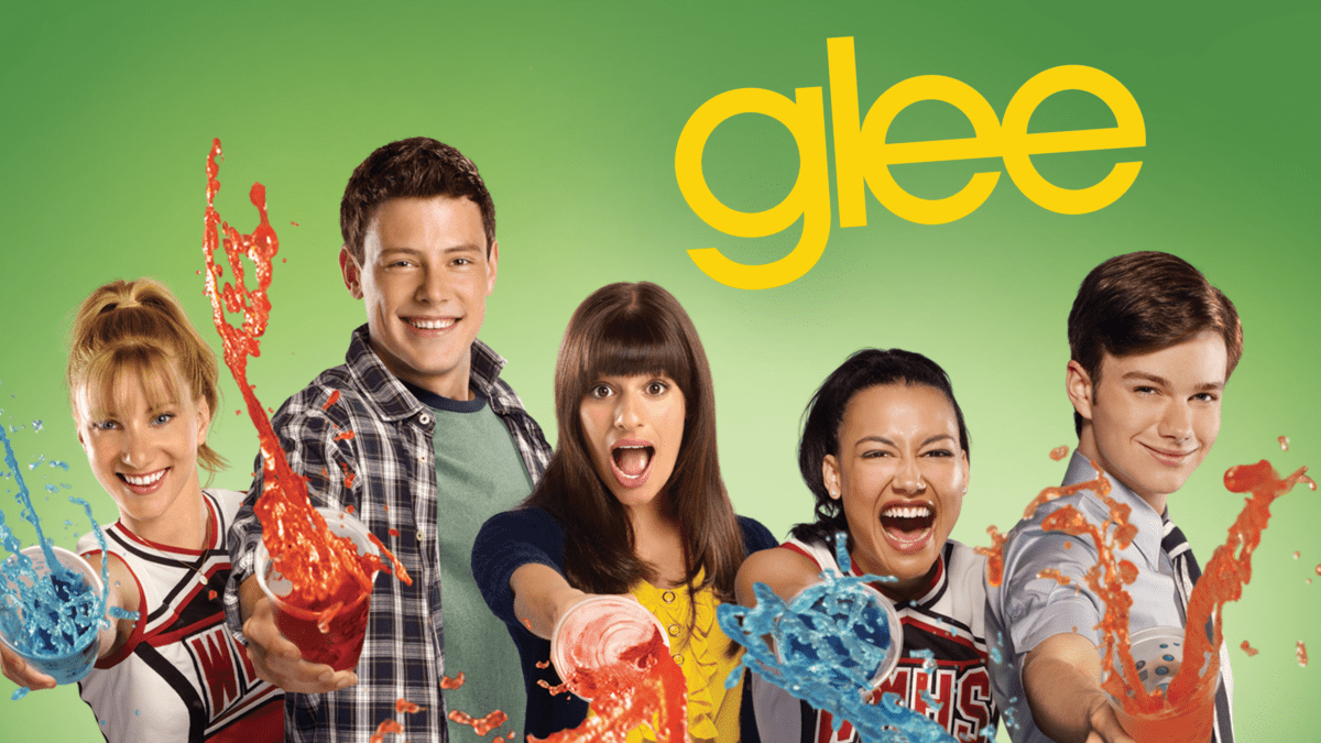 Poster de divulgação da série Glee com os protagonistas segurando um copo e jogando o líquido que está dentro