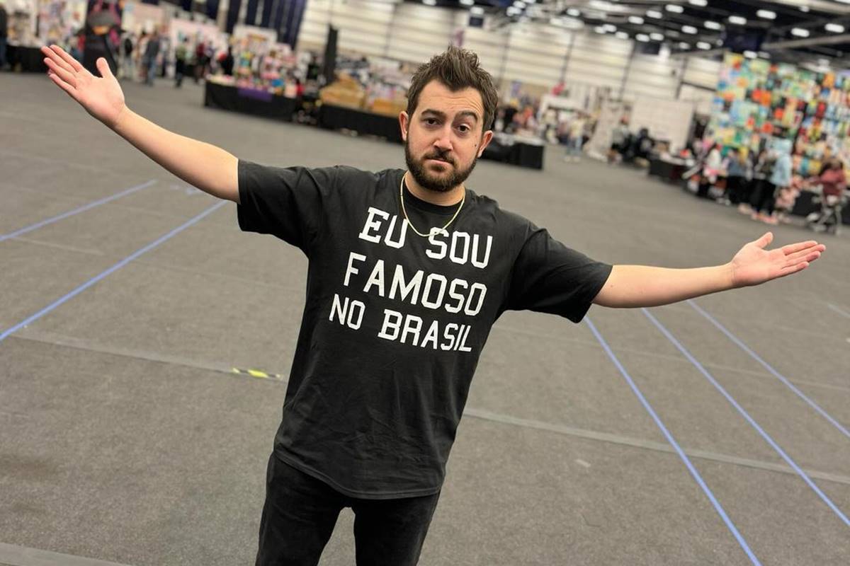 Foto de Vincent Martella com uma camiseta escrito eu sou famoso no Brasil