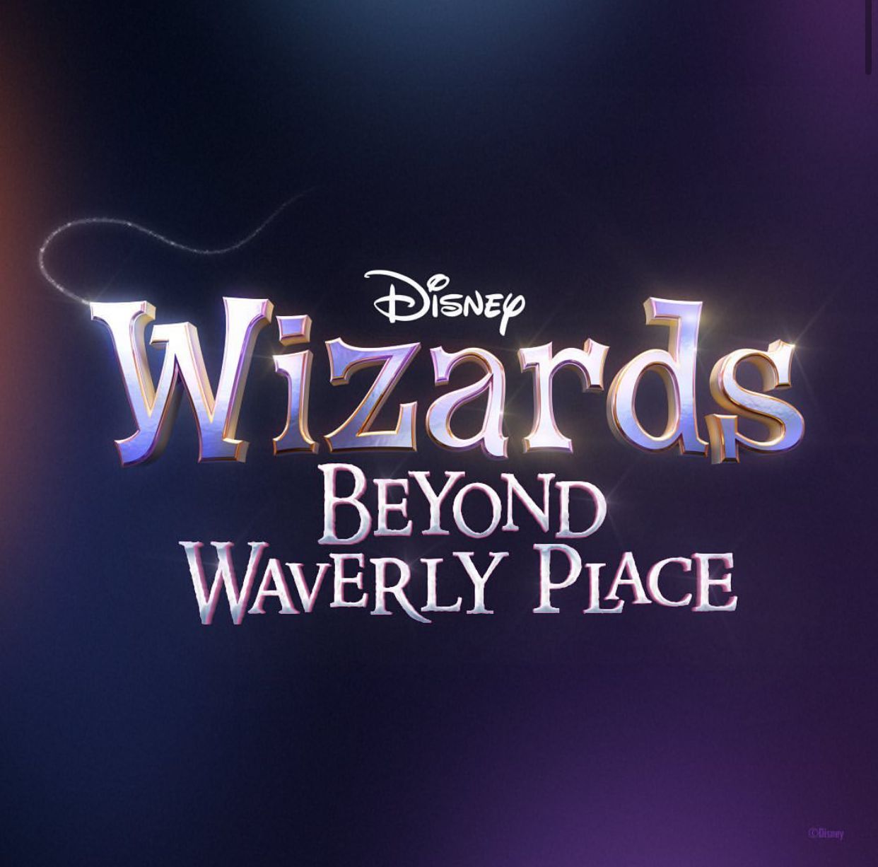 Fundo em roxo azulado mostra os dizeres "Wizards Beyond Waverly Place"