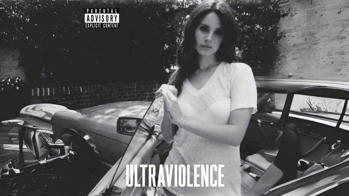 A imagem mostra a capa do album Ultraviolence em preto e branco, com Lana ao fundo enconstada em um carro antigo