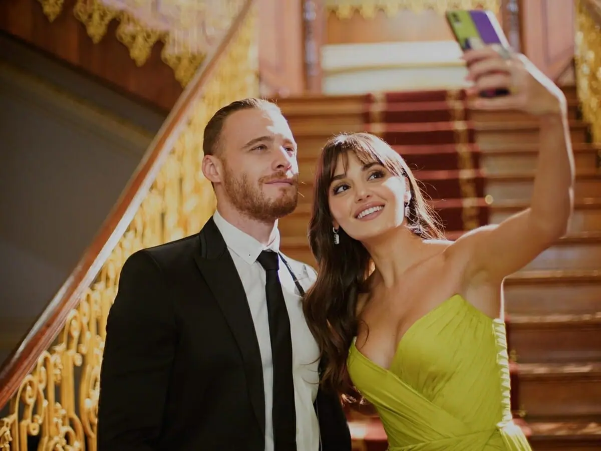 Casal tirando selfie