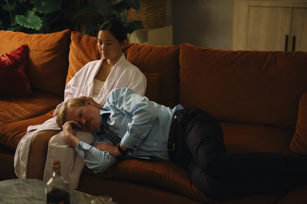 Atores Jesse Plemons e Hong Chau, de tipos de gentileza