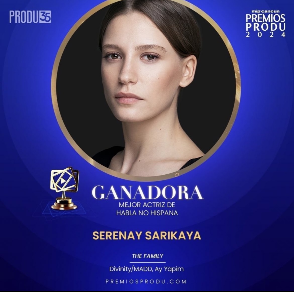 A atriz Serenay Sarıkaya é premiada no PRODU Awards