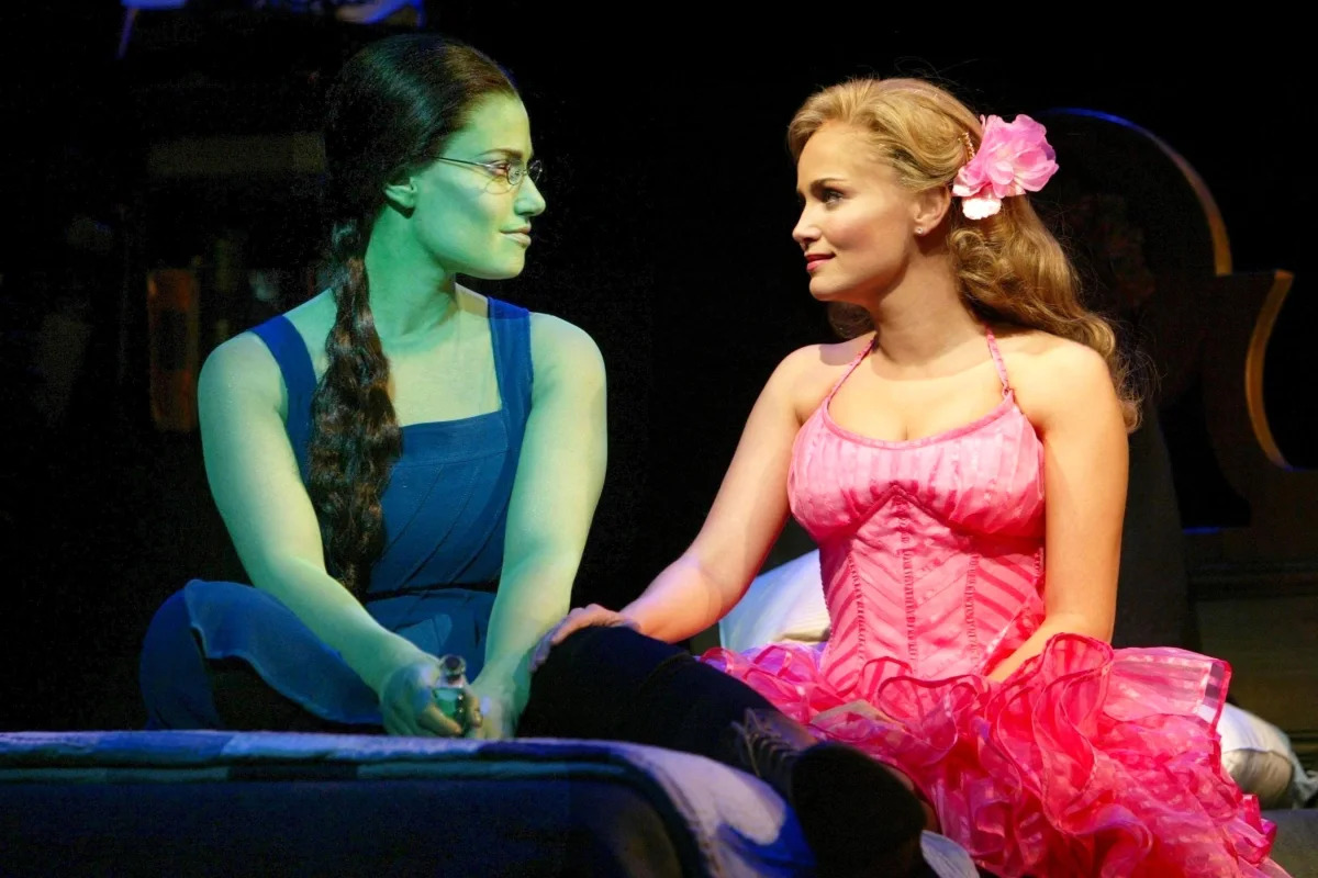 Cena do musical Wicked.