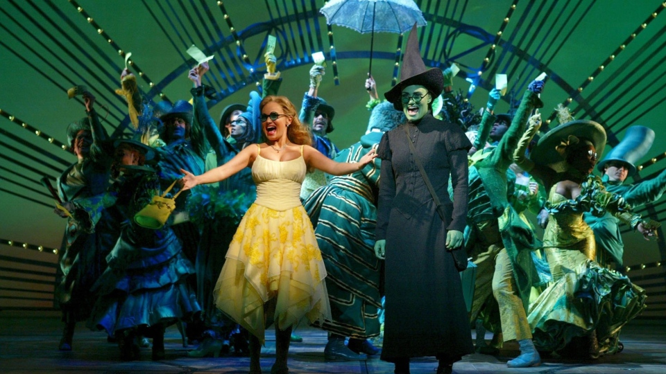 Cena do musical Wicked.