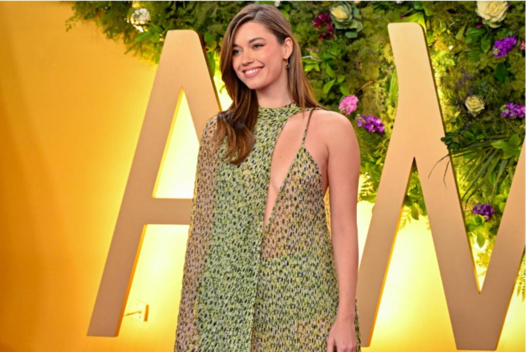 Foto da atriz Afra Saraçoğlu em premiação