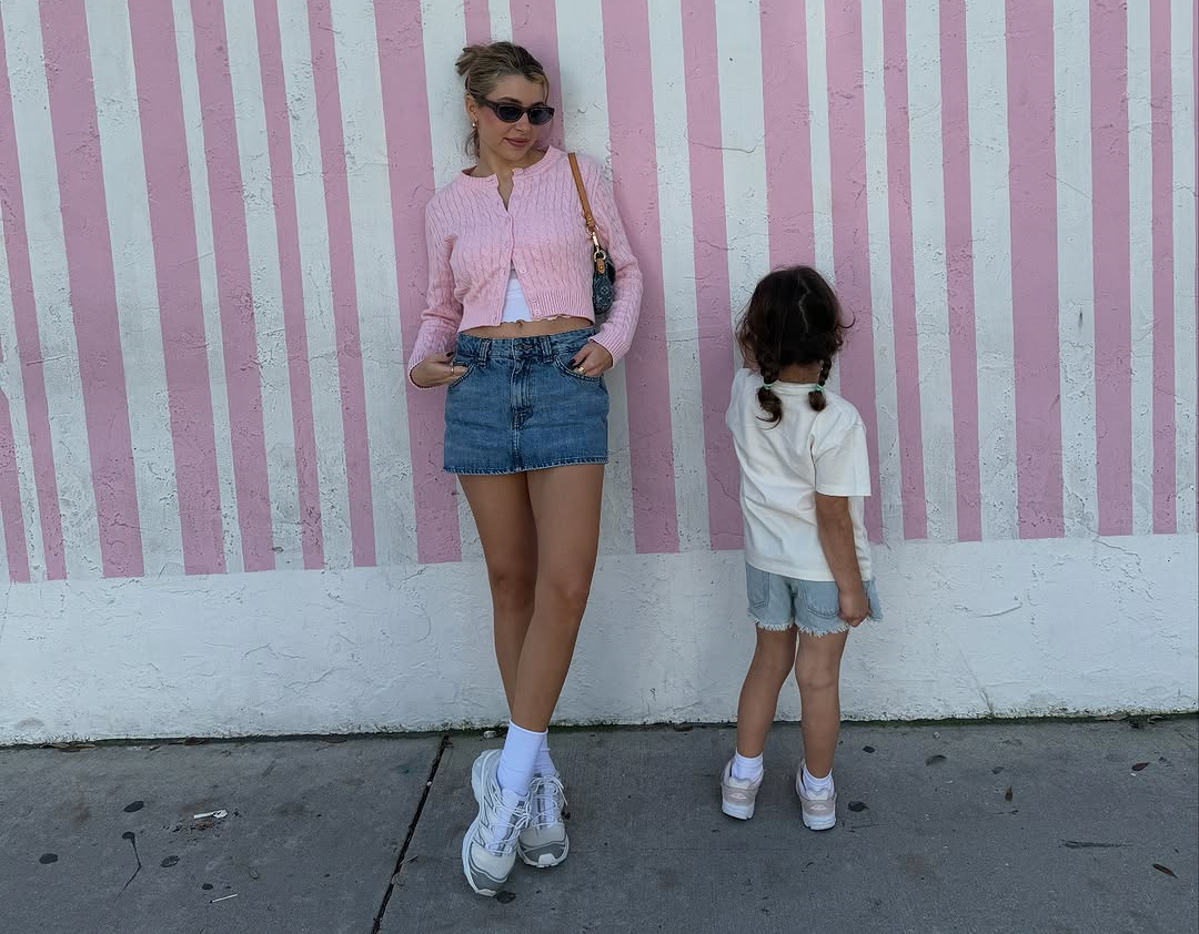 Foto de Gamze Erçel e sua filha Mavi
