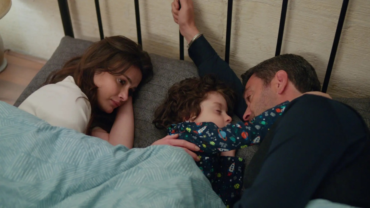Foto de Alya, Deniz e Cihan na série de grande audiência