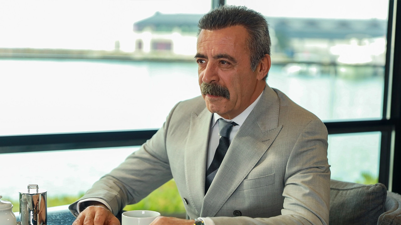 Foto de um personagem da série Çift Kişilik Oda.