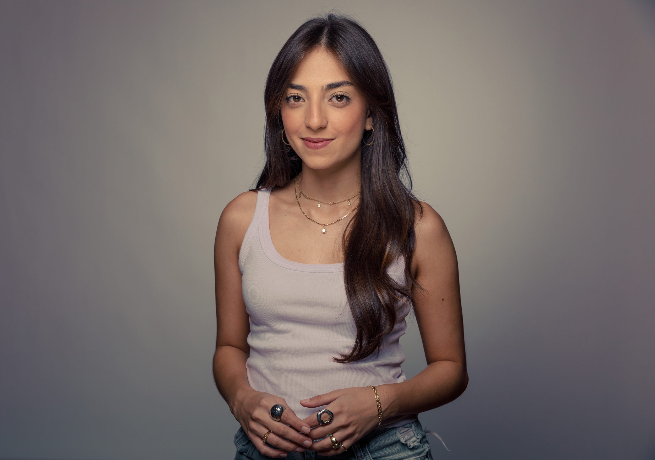 Lara Suleiman sorrindo: entrevista sobre Meninas Malvadas e carreira no Entretizei