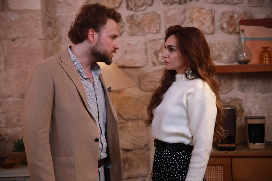 Foto dos personagens Ozkan (Yunus Eski) e Nare (Sahra Şaş).